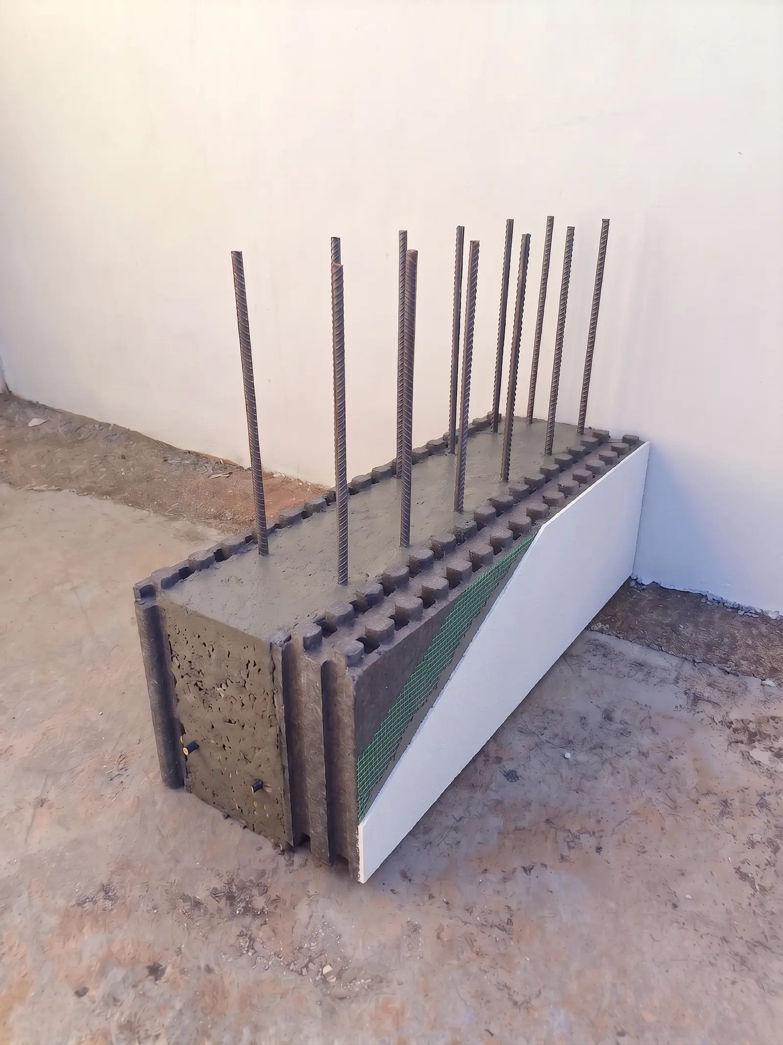 Ein Block der Everhome-Wand, mit Stahlbeton gefüllt und auf beiden Seiten gedämmt.